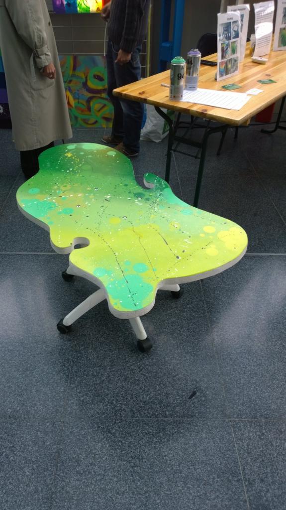 Table basse pied de chaise de bureau verte